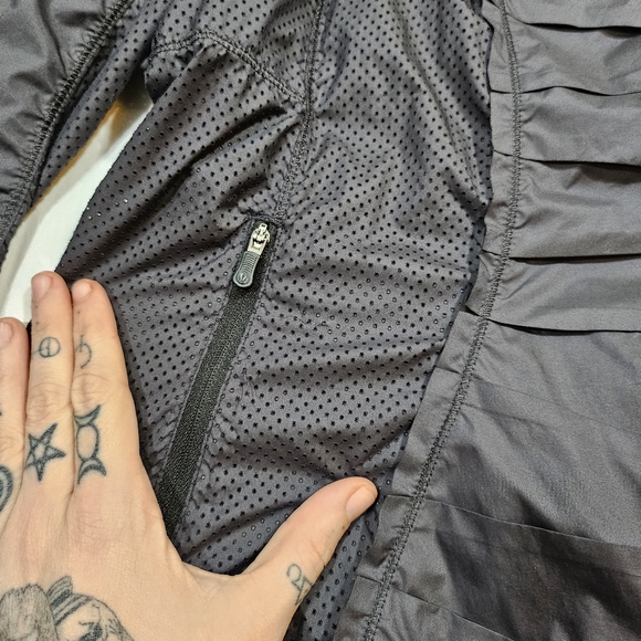 Lululemon Run: Essential Windbreaker Jacket *Glyde (Black) - Picture 6 of 11